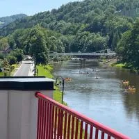 Riverside Luxury Apartments & Café - Bohemian Paradise on the Greenway Jizera, hotel a Železný Brod