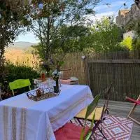 Vue exceptionnelle & Terrasse au calme -studio indépendant - Gorges du Haut Allier, hôtel à Chanteuges