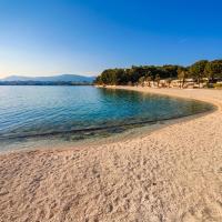 Just Meters from the sea Lavica Beachfront Apartments, hotel i Podstrana