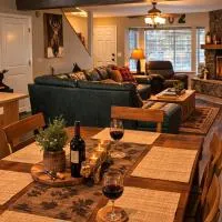 2BR Gated Escape With A Pool And Walk to Dining and Trails, hotel en Pinetop-Lakeside