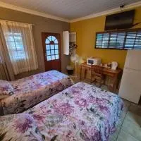 N4 Guest Lodge, hotel di Rustenburg