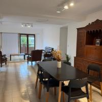 4 ambientes a 3 cuadras de la playa con parrilla y cochera - Totalmente renovado!!, hotel en Mar del Plata
