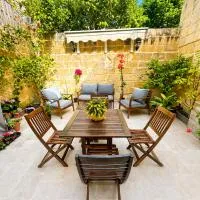 Dahlia Apartment Private Garden Escape Stylish Townhouse in Paola, hotel v destinácii Paola