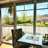 ERDEni-Appartment mit sonnigem Südbalkon zum Kurpark: Bad Rodach şehrinde bir otel