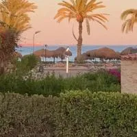 Beach Front Villa - Sea View - Ain Sokhna Red Sea فيلا على الشاطئ - إطلالة على البحر - الطابق الأرضي مع حديقة, hotel sa Ain Sokhna