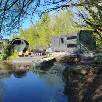 Tinyhouse direkt am See Angeln Ruderboot SUP Spa Sauna und Hot Tub gg Gebühr, hotelli kohteessa Twist