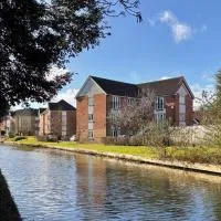 2 Bedroom Apartment, hotel a Exhall