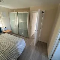 Spacious 3 bedroom house close to local amenities in Thamesmead, hotel em Thamesmead