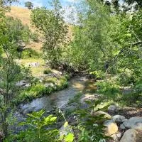 River Retreat near Sequoia National Park: Three Rivers şehrinde bir otel
