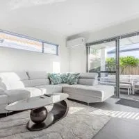 Immaculate and stylish 3 Queen Beds Modern home, hotell Perthis