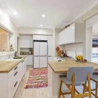 Family stay minute walk from Hargraves beach, hotel em Norah