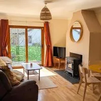 Peaceful 2-Bedroom Tramore Home with Wood Burning Stove and Sunny Balcony, Short Walk to Beach, Pet Friendly, ξενοδοχείο σε Tramore