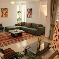 Appartement spacieux et chaleureux sur Hedi Nouira, hotel u gradu 'Ariana'