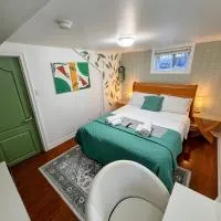 Private room near subway & shops, hotel u Torontu