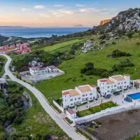 Iris good life mountain Apt, pool and beach 600m, hotelli kohteessa Taoutiet el Bioute
