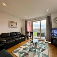 Stunning 2Bedrooms, 2Baths, Balcony, Parking, hotel em Colindale