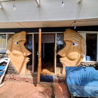 Caba&ntilde;a m&iacute;stica Reimiro frente al mar patio de esculturas Rapa Nui, Hotel in Hanga Roa