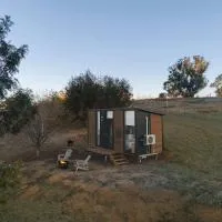 The High Country Views Escape by Tiny Away, hotel a Table Top