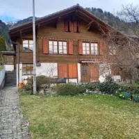 Viesnīca Ferienhaus Wohnung im ersten Stock pilsētā Frutigene