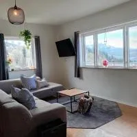 Hilltop wood house - starlink connectivity, hotel i Kaupanger