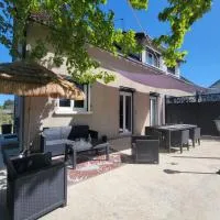 Gite piscine privée climatisation,位于Célon的酒店