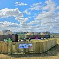 Rainbow's End Yurts, отель в городе Дорнох