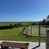 Spacious 2-Bedroom Guest House - Easy Access, Near Pukehina Beach, hotel v destinácii Pukehina