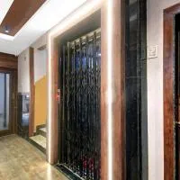 Hotel O Grand Lazeez – hotel w mieście Sāntrāgāchi