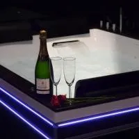 Hollywood Spa Jacuzzi - Cinéma, מלון בשאטו-תיירי