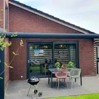 Luxe vakantiehuis met omheinde tuin voor hond en kinderen, ξενοδοχείο σε Dirkshorn