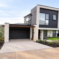Luxury Hillside Escape with Scenic Views & Cozy Stay, hotell i Eltham North
