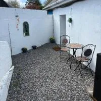 The Cottage at the Ballinadee bus، فندق في كورك