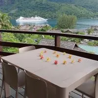 Tropical Cruise Cook's Bay Paopao Moorea، فندق في Paraoro