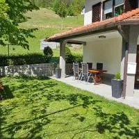 Apartma Šmarnica, viešbutis mieste Slap ob Idrijci