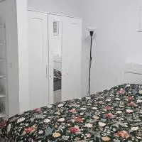 Modern Family Apartment, Free Parking, Balcony, Sleeps 5, хотел в Букурещ