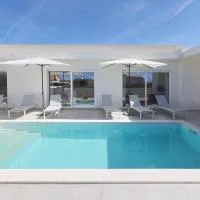 Villa Solmare with Heated Pool, hotel u Privlaci