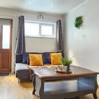 Studio apartment, TV, WiFi Kitchen Parking, Wembley Elizabeth Line، فندق في Northolt