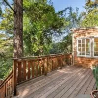 Luxury Riverview Cottage - walk to town & trails, hotel em Duncans Mills