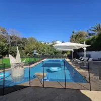 Luxury Villa with Private Pool,Minutes to Beach!, hotel u gradu Cesarea