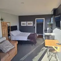 Studio unit on Kingfisher, hotel v mestu Albert Town