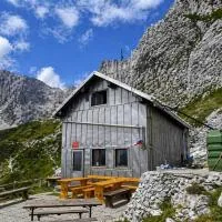 Zavetišče pod Špičko, hotell i Soča