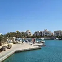 El Gouna, Modern 1BR Fanadir Marina Terrace, WiFi, Parking Walk to Restaurants, hotel di El Gouna