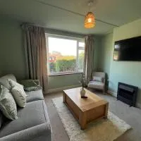 Charming Cottage near Clarks Village & Glastonbury, hotell i Street