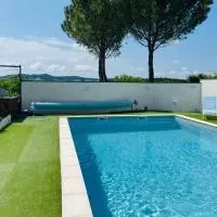 Gîte de boudy Spacieuse au Calme Piscine Privée, hotel u gradu Boudy