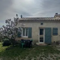 Dépendance neuve et lumineuse au coeur du luberon, hotel v destinácii Vachères