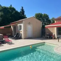 La Clastre location d'un studio avec piscine et clim près d'Uzès, hotel em Bourdic