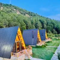 Alpine Cabins Gjinar، فندق في Gjinar