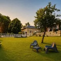La biche au bois piscine chauffee jacuzzi โรงแรมในCazals