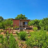 Hartbeespoort में, होटल Romantic Private Bush Chalet at Game Farm Retreat near Hartbeespoort