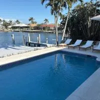 New 3 bed luxury pool home with wide water views 5 minutes to beach, hotel sa Marco Island